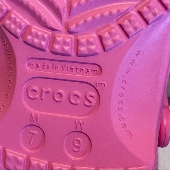 Crocs Baya Clogs & 10-Piece Food Lover Jibbitz Set in Pink Men’s 7/Women’s 9 - Picture 9 of 12